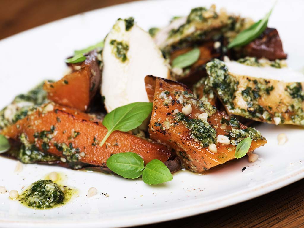 Pesztóval töltött csirkemell, édesburgonyával és olívabogyóval